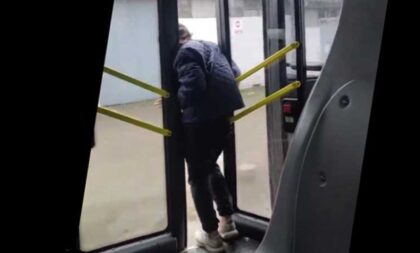 Šokantan prizor! Muškarac otvorio vrata autobusa, pa iskočio dok je bio u pokretu VIDEO