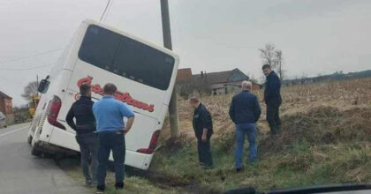 Drama na putu: Autobus pun djece sletio u jarak