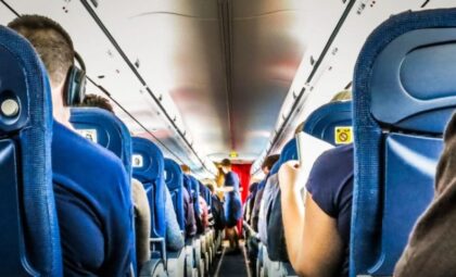 Drama na nebu: Putnik u avionu pokušao da se ubije, pilot prinudno sletio