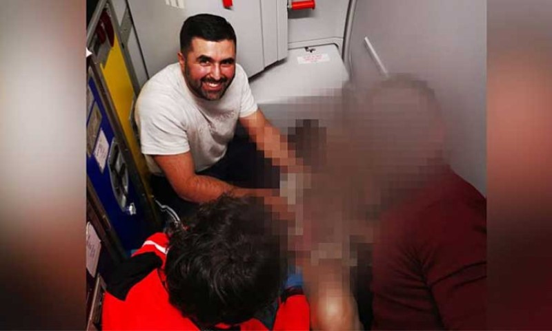 I mama i beba su dobro: Žena se porodila u avionu ispod pilotske kabine