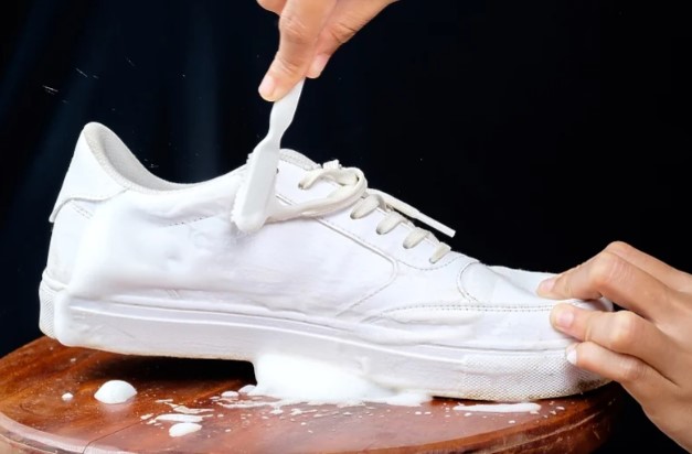 Ne morate paliti mašinu: Evo kako lagano očistiti bijele patike