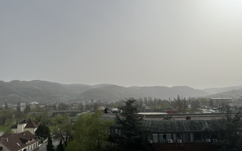 Više sivo nego plavo: Saharski pijesak zamutio nebo iznad Banjaluke FOTO