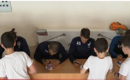 Školarci oduševljeni: Fudbaleri Borca posjetili osnovnu školu u Banjaluci