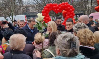 Dodik dijelio cvijeće u centru Banjaluke: Biće doneseni svi propisi s ciljem zaštite žena FOTO/VIDEO