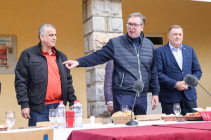 Vučić objavio šaljivu fotografiju sa Dodikom: “Ne diraj mi kokice” FOTO