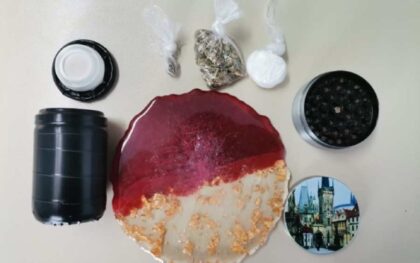 Jedno lice lišeno slobode: Pronađeni marihuana, spid i predmeti za konzumiranje droge