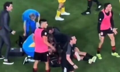 Užas: Fudbaler se srušio na teren tokom meča i krenuo da se trese VIDEO