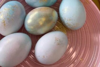Najjednostavnija tehnika koja daje fascinantan rezultat: Farbanje jaja šlagom