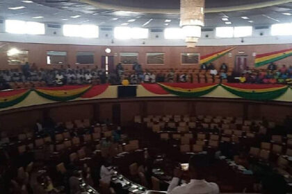 Zbog restrikcija: Parlamentu Gane isključena struja usred predsjednikovog govora