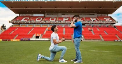 Fudbaler zaprosio dečka na terenu svog kluba: “Ovu godinu započinjem sa svojim vjerenikom”