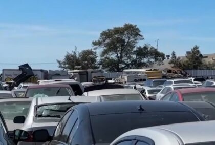 Olupine na ulicama: Grad koji je zatrpan napuštenim automobilima VIDEO