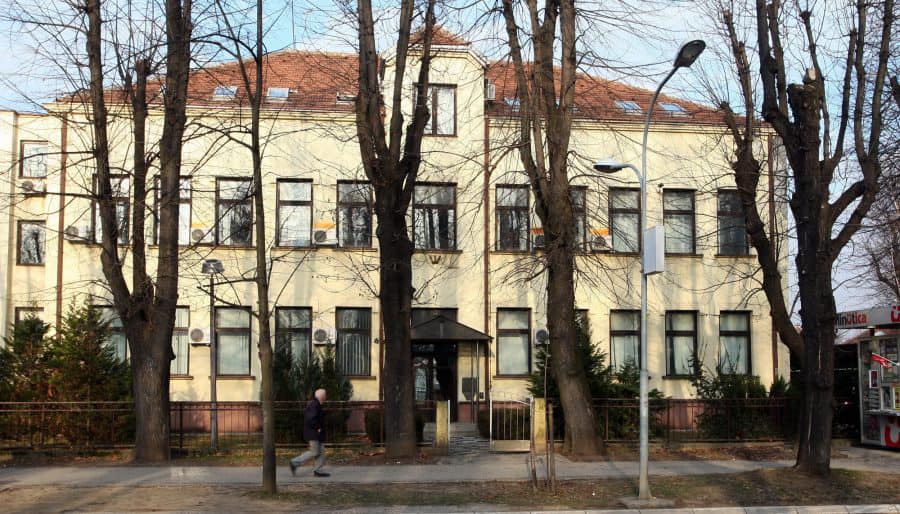 Bezbjednost učenika na prvom mjestu: Pred početak školske godine uklanjanje suvih grana kod škola