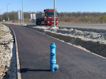 Vatrogasni hidrant postavljen na sredini biciklističke staze: “To su današnji profesionalci” VIDEO