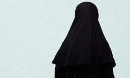 Optužila direktora škole da ju je udario zbog hidžaba: Učenica pred sudom zbog laži