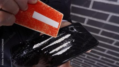 Hapšenje u Banjaluci: Zatečen kako šmrče kokain sa displeja telefona