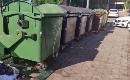 Osveta nezadovoljnih Banjalučana: Parkirao uz kontejner u naselju Starčevica, pa počašćen sa smećem VIDEO