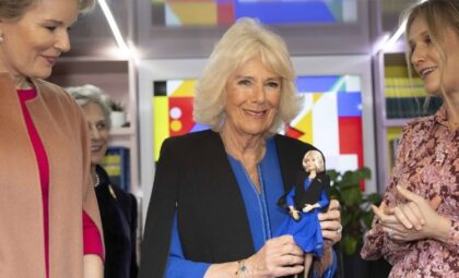 Ponosno pozirala sa novom igračkom: Kraljica Kamila dobila svoju Barbi lutku FOTO