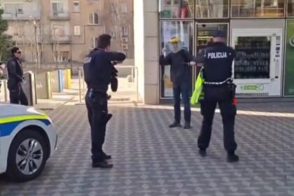 Haos u centru Ljubljane: Policija jedva onesposobila muškarca sa dva noža VIDEO