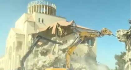 Bageri na terenu: Azerbejdžan srušio zgradu bivšeg jermenskog parlamenta u Nagorno-Karabahu VIDEO