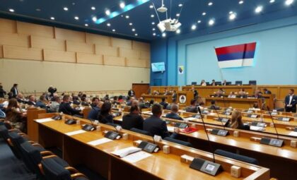 Minut ćutanja u parlamentu Srpske: Pijetet prema svim žrtvama rata u srebreničkom kraju