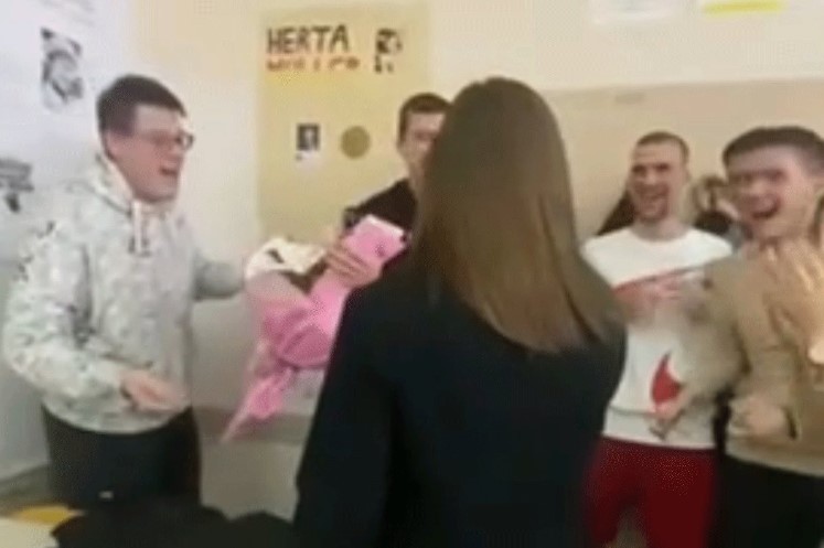 Simpatična šala! Đaci u Banjaluci odglumili tuču, pa obradovali nastavnicu VIDEO