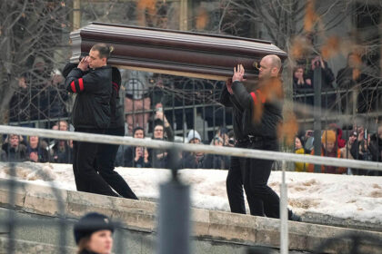 Danas sahrana: Kovčeg Alekseja Navaljnog otvoren u crkvi FOTO