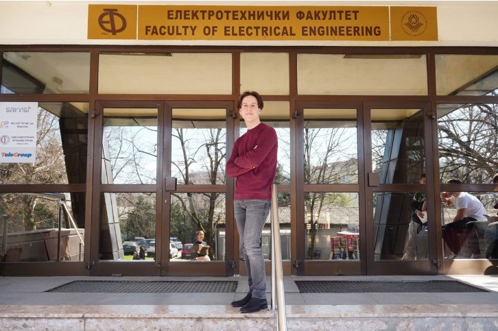 “Bilo je veoma izazovno”: Banjalučanin Nikola Granolić semestar na ETF-u završio sa svim desetkama
