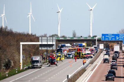 Drama u Njemačkoj: Autobus izletio sa auto-puta i prevrnuo se, poginulo najmanje pet ljudi