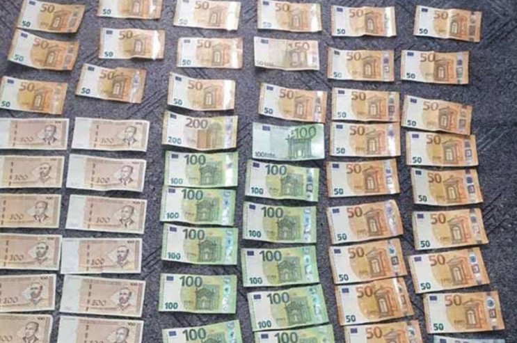 Hapšenje u Tuzli: Policija zaplijenila kilogram i po droge, oružje i 50 hiljada maraka