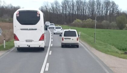 Bahata vožnja kod Prijedora: Vozač autobusa divlja i prestiže cijelu kolonu