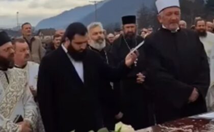 Ljudi nisu mogli da obuzdaju suze: Potresan govor imama na grobu srpskog sveštenika VIDEO