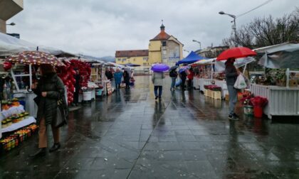 Cijene iste kao lani, ali ne i kupci: Banjalučke prodavce omela kiša uoči Dana žena FOTO