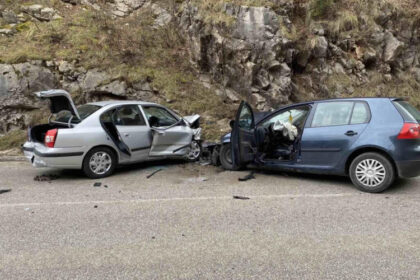 Detalji saobraćajne nezgode: Više lica povrijeđeno, na terenu i vatrogasci