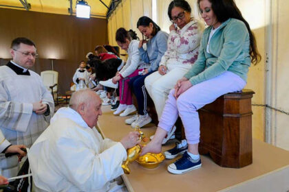 Na Veliki četvrtak po Gregorijanskom kalendaru: Papa Franjo ritualno oprao noge 12 žena u zatvoru