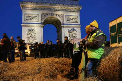 Traktori oko Trijumfalne kapije: Poljoprivrednici blokirali poznate lokacije u Parizu