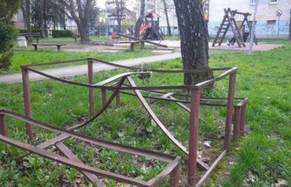 Park u centru Banjaluke devastiran, dijelovi rasuti na sve strane FOTO