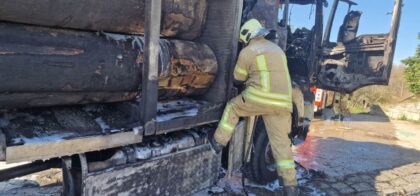 Zapalio se kamion pun trupaca, kabina potpuno izgorjela FOTO / VIDEO