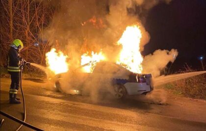 Zapalio se policijski automobil u Banjaluci, reagovali vatrogasci FOTO / VIDEO