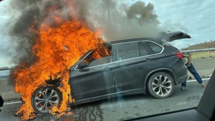 Požar zahvatio “BMW”: Vozač spašava šta se spasiti može