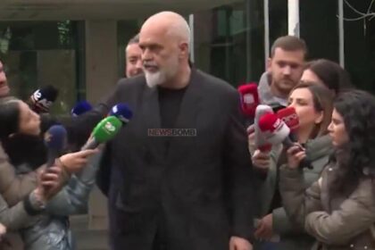 Skandalozno ponašanje: Edi Rama gurnuo novinarku, nije mu se svidjelo pitanje VIDEO