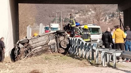 Automobil sletio sa puta: Jedna osoba poginula, troje povrijeđeno