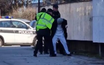 Pojavio se snimak drame: Muškarac nožem prijetio policiji VIDEO