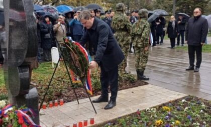 U znak sjećanja na žrtve NATO agresije: Građani i zvaničnici Srbije položili vijence FOTO