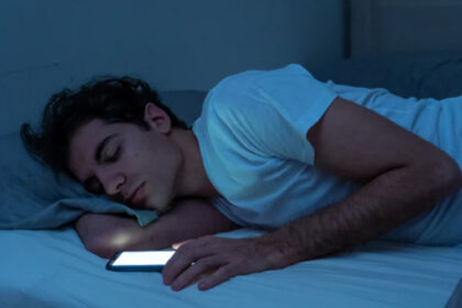 Nemojte ga stavljati ispod jastuka: Koliko je štetno spavanje pored telefona?