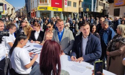 “Kocka je odbačena” na Trgu Krajine: Stanivuković prvi stavio potpis FOTO/VIDEO