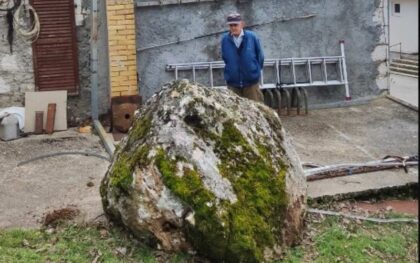 Sreća u nesreći: Ogromna stijena se dokotrljala do porodične kuće u Gackom FOTO