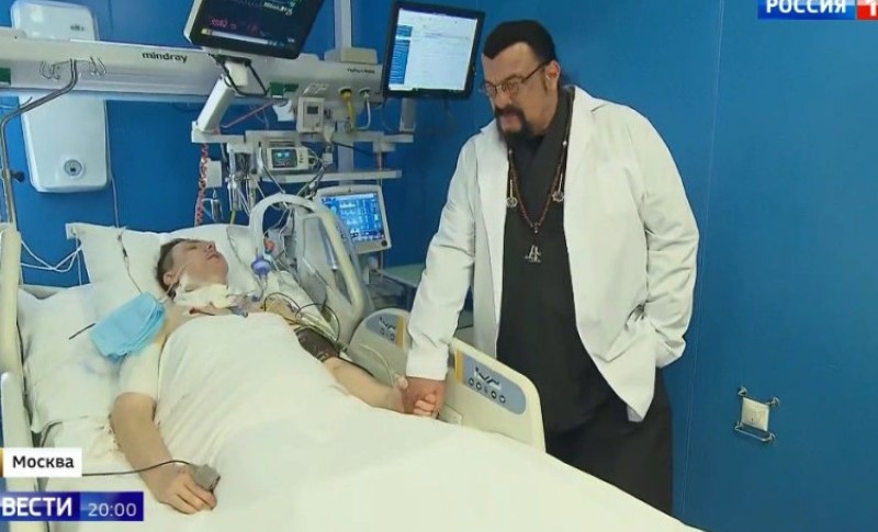 Glumac Stiven Sigal posjetio žrtve terorističkog napada u Moskvi: “Nije smjelo da se desi”