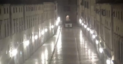 “Dugo je treslo”: Kamera na dubrovačkom Stradunu snimila trenutak potresa VIDEO