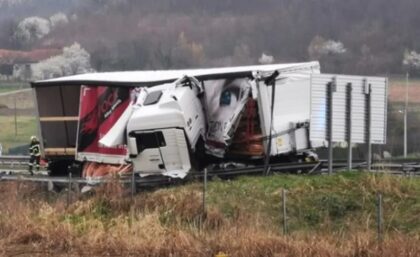 Curi nafta, saobraćaj blokiran: Žestok sudar dva kamiona na auto-putu