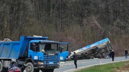 Zadržani na liječenju: Tri lica povrijeđena u sudaru dva kamiona i automobila